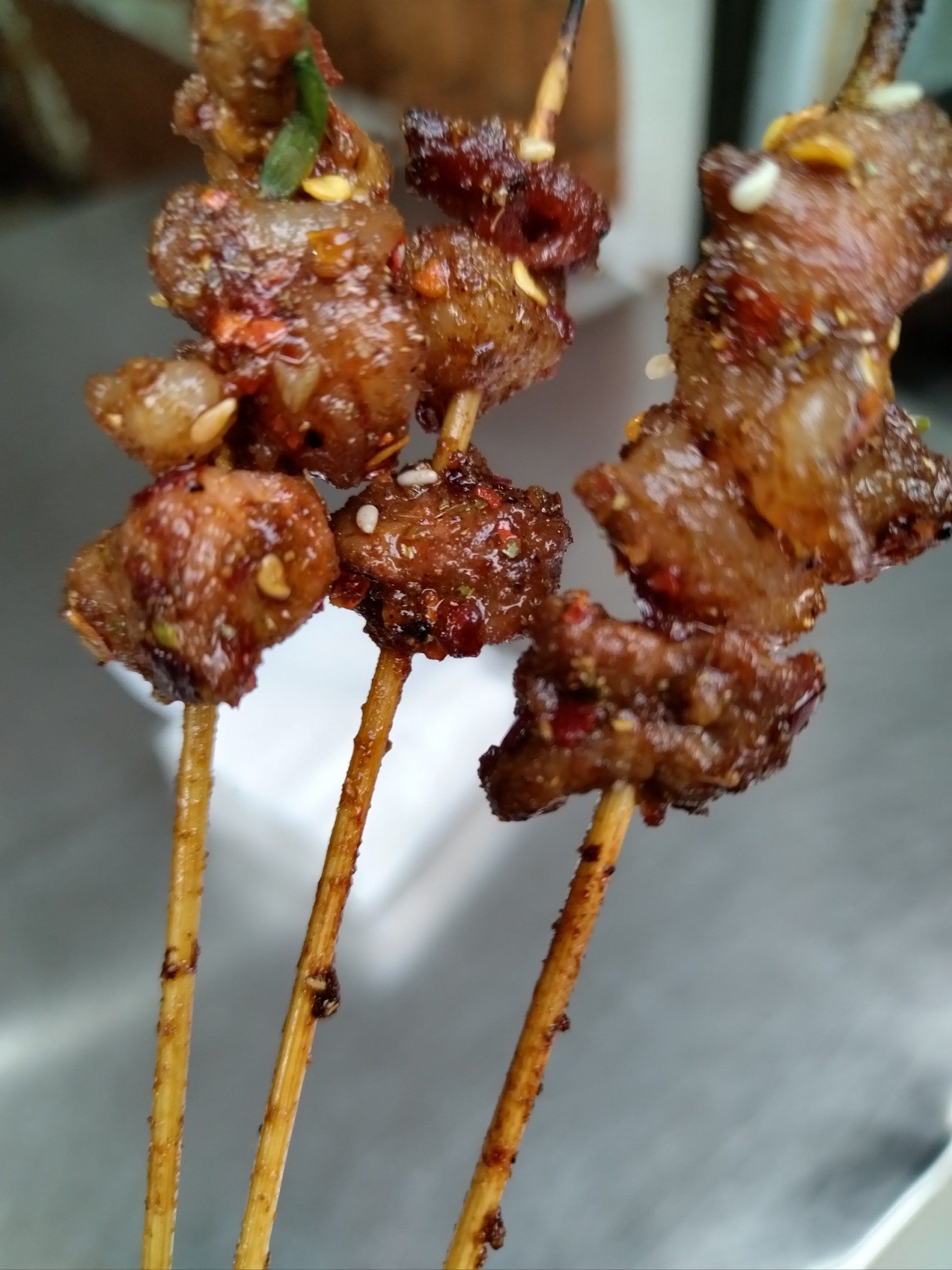 滋滋冒油的竹签酱爆烤肉,外焦里嫩,香气扑鼻.