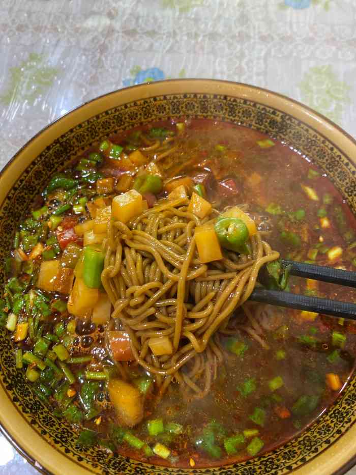 老白家南七饸饹-"这家馆子在四府街路口的浓浓树荫下,看起来.