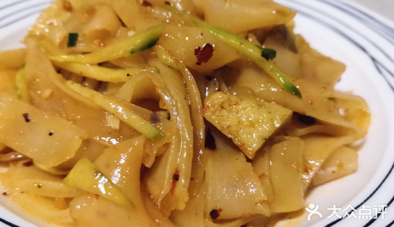 准备食材：面粉，青瓜，油辣子辣椒…