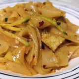 准备食材：面粉，青瓜，油辣子辣椒…