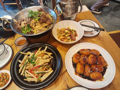 -帅巴人舅母子腊蹄民俗村