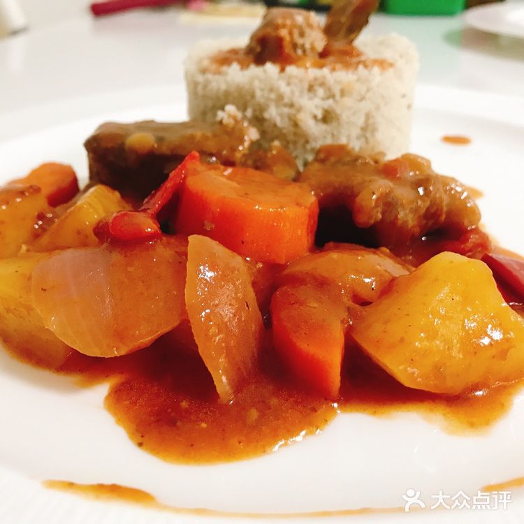 前两天逛超市买了一盒进口谷饲牛肉，很新鲜。主料