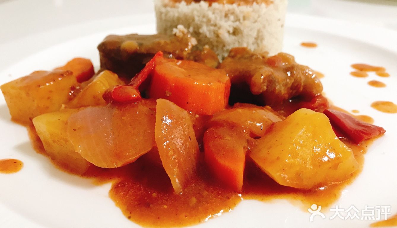 前两天逛超市买了一盒进口谷饲牛肉，很新鲜。主料