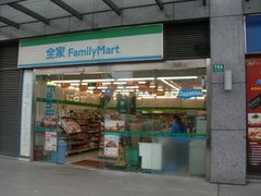 门面-全家便利店(宜山路站店)