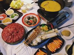 浓厚原只鸡煲花胶汤-鲜入围煮花胶鸡海鲜火锅