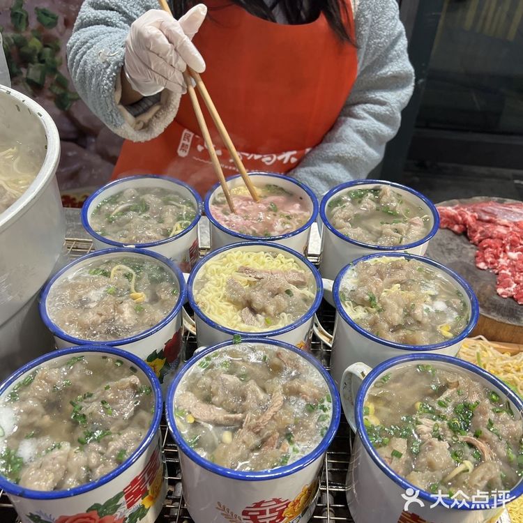 重庆街头偶遇手工滑肉。。。真的好好吃！