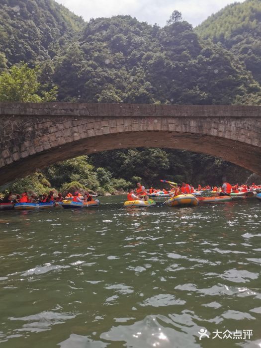 安吉龙王山峡谷漂流图片