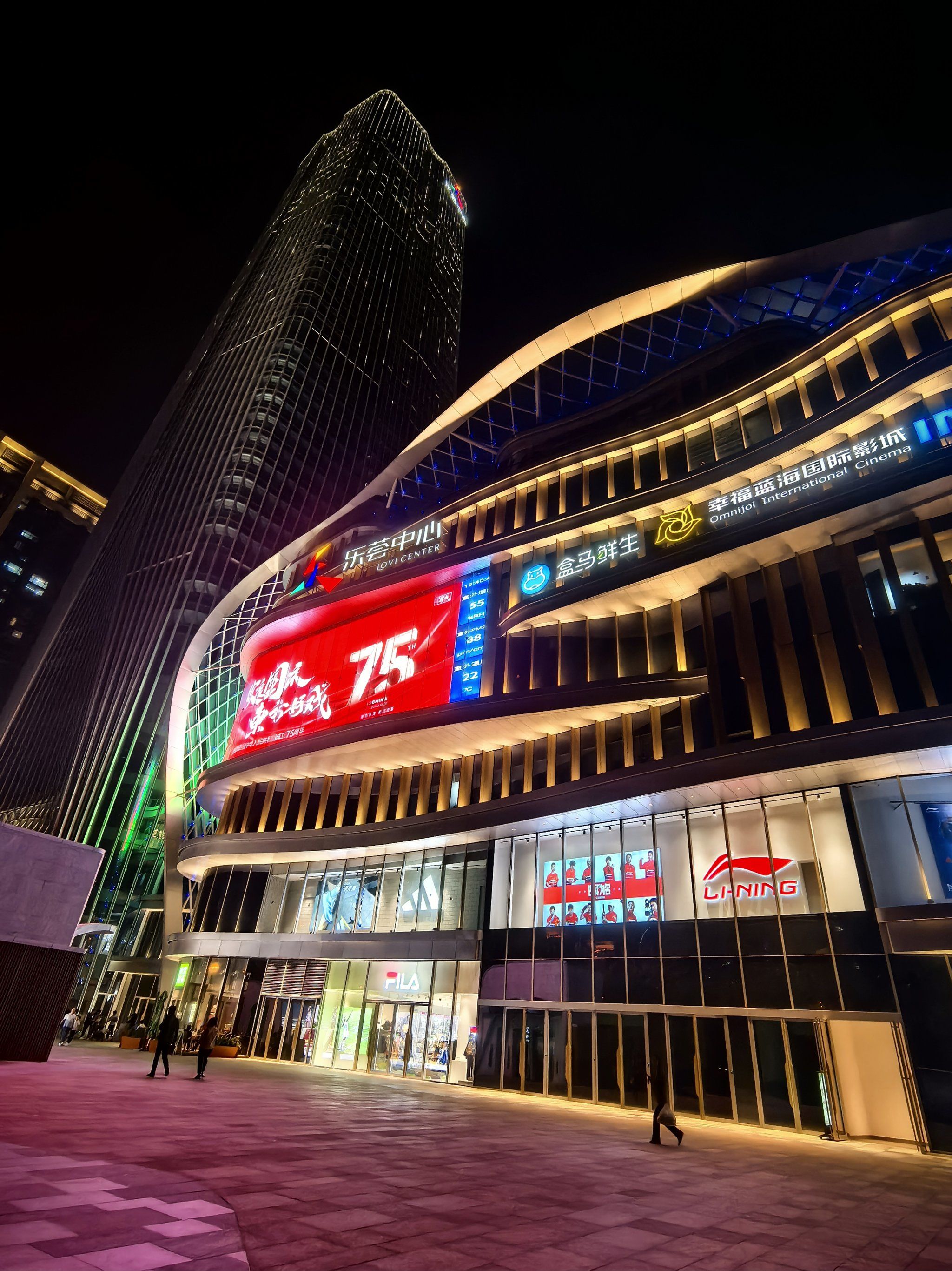 去年新开的商场🏬
终于抓住十一的尾巴去逛逛～

商场中庭