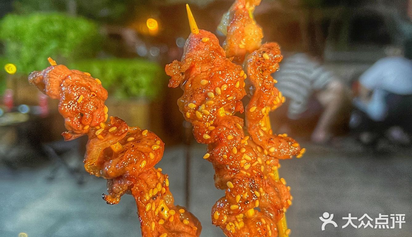 露天街边吃烤串才是厦门，白天肉铺晚上烤串
