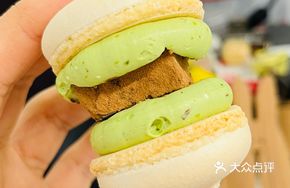 Happy Chocolate Macaron