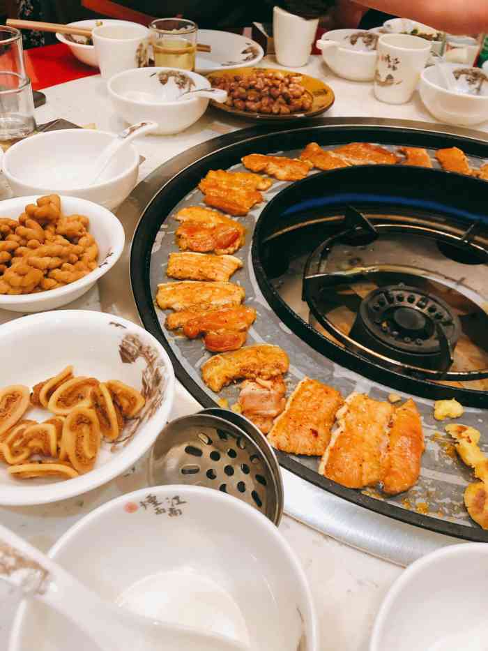 小蛮牛香卤火锅(仁和美食街店)-"走进这家店一眼看到红桌子红凳子,好