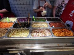 自助取餐区-三兄弟高炉烧饼