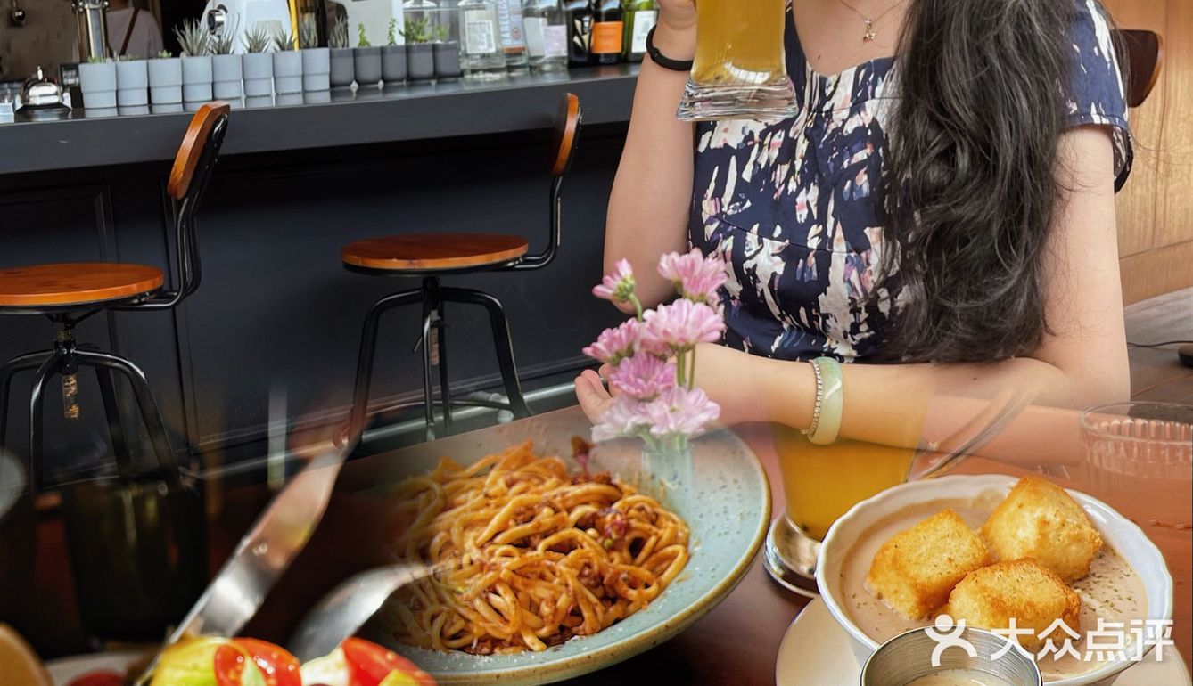 福州这家日餐&夜酒的美式餐吧 烤乳鸽好吃炸了!