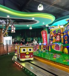 -维佳童话镇演出现场(徐东店)