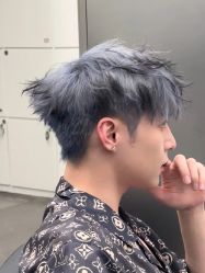 -一家只做男发烫染的店