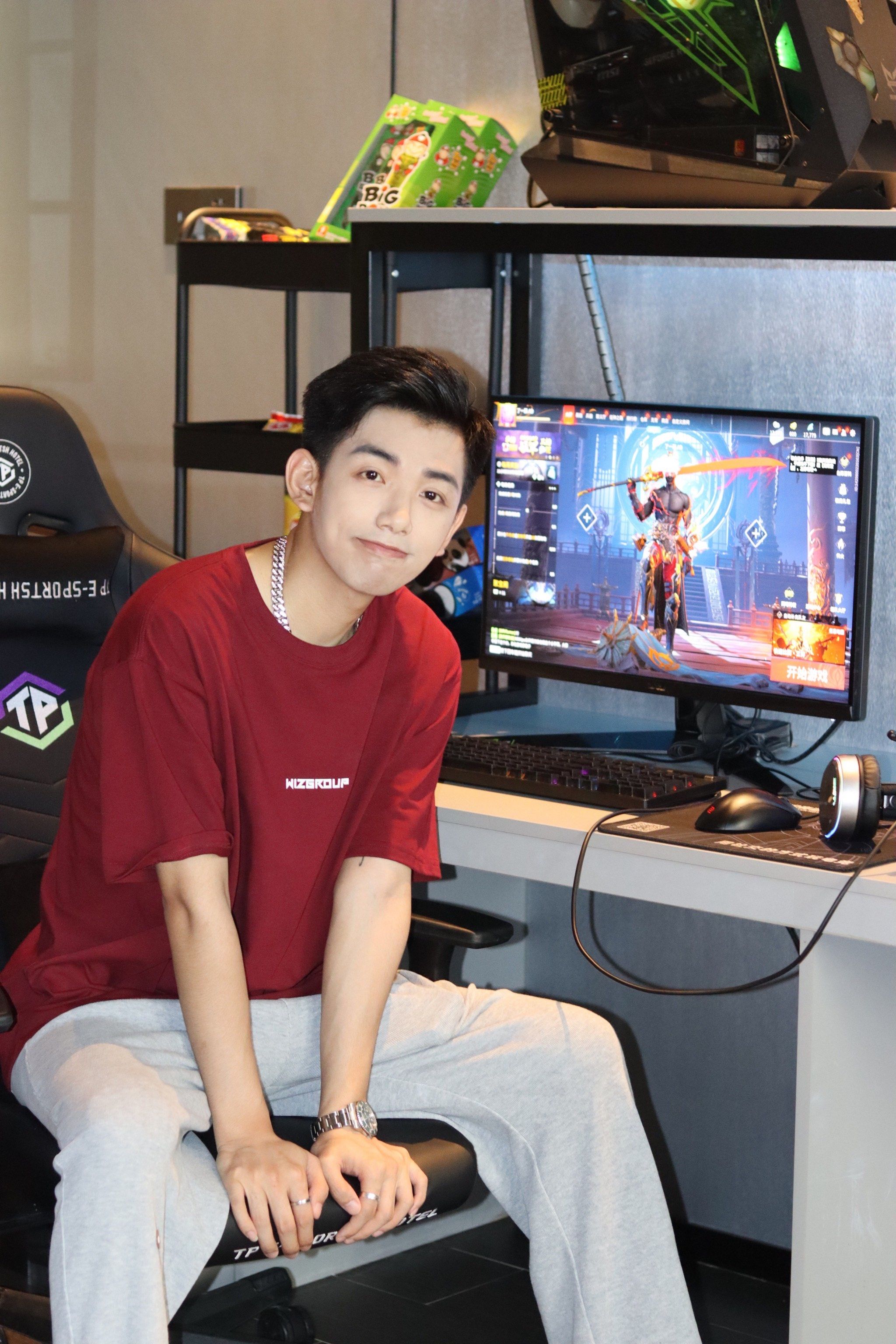 假期和朋友
来电竞酒店一起开黑玩游戏
一起振刀