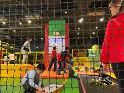 -蹦蹦跳跳(新奥购物中心店)