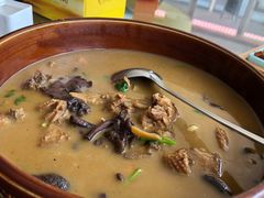 小鸡炖蘑菇-崂山水果园农家宴(泉水鸡店)
