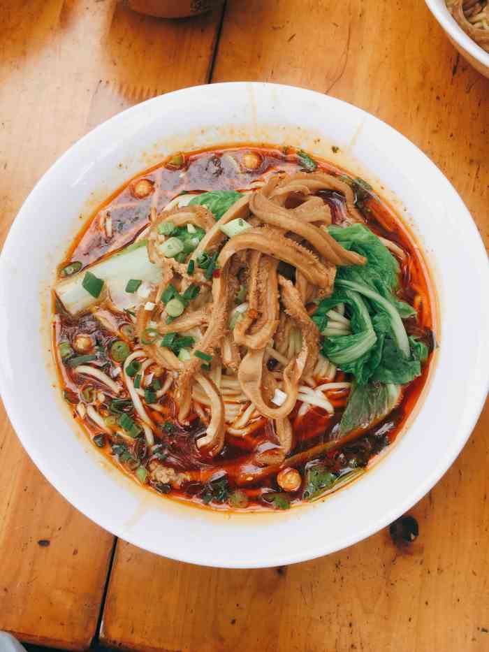 打分 路边随便一家面馆的面竟然这么好吃,尤其他家的泡菜,爽脆可口