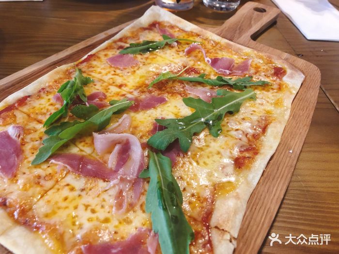 西班牙生火腿芝麻菜披萨