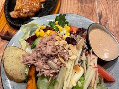 金枪鱼蔬菜色拉配培煎芝麻酱-玛格萝妮(汇智国际商业中心店)