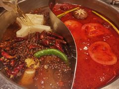 番茄鸳鸯锅-喜悦小串丹东小黄牛海鲜烧烤大排档(民主广场店)