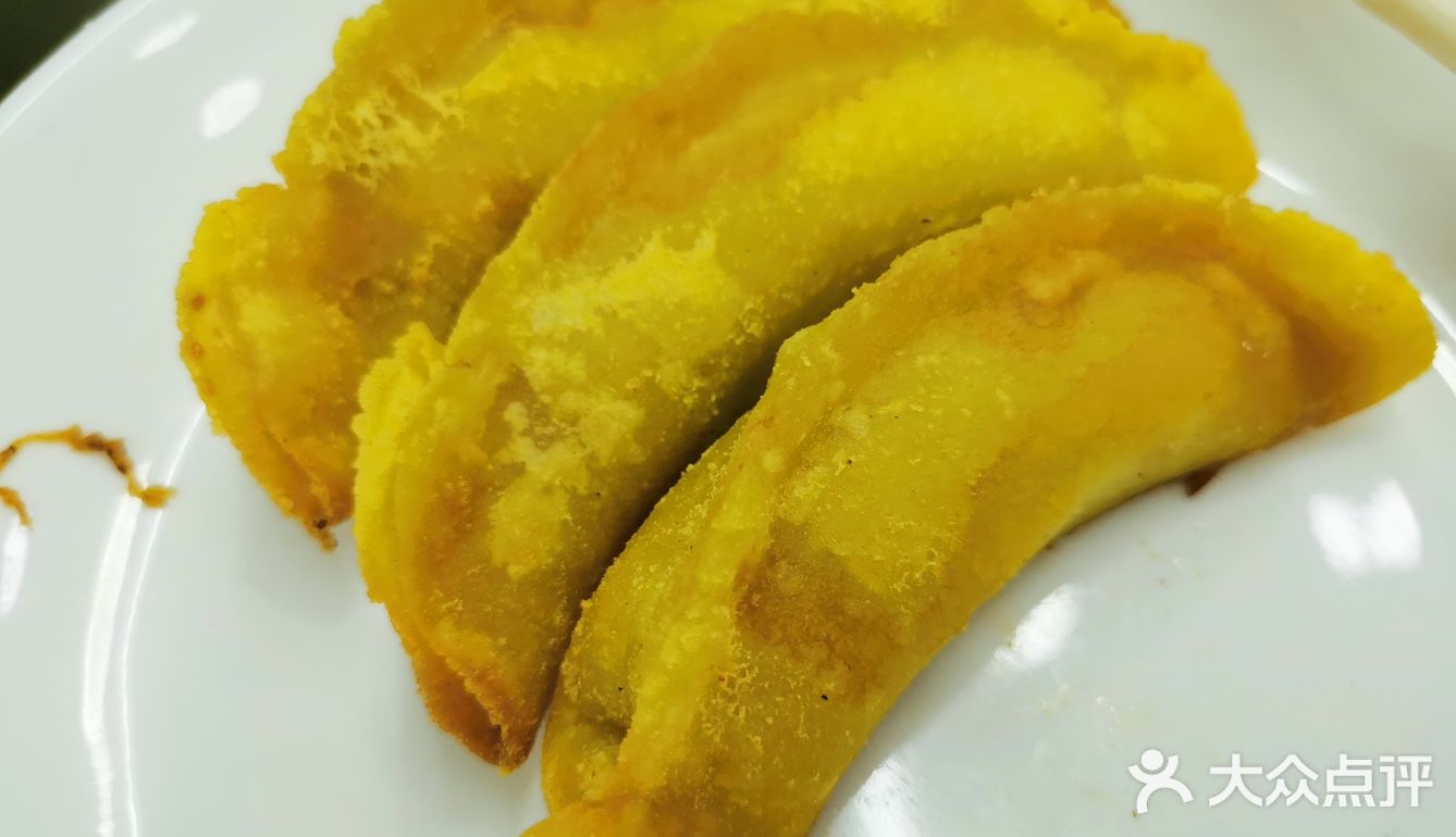虾米在盆里堆成小山，一看就很满足