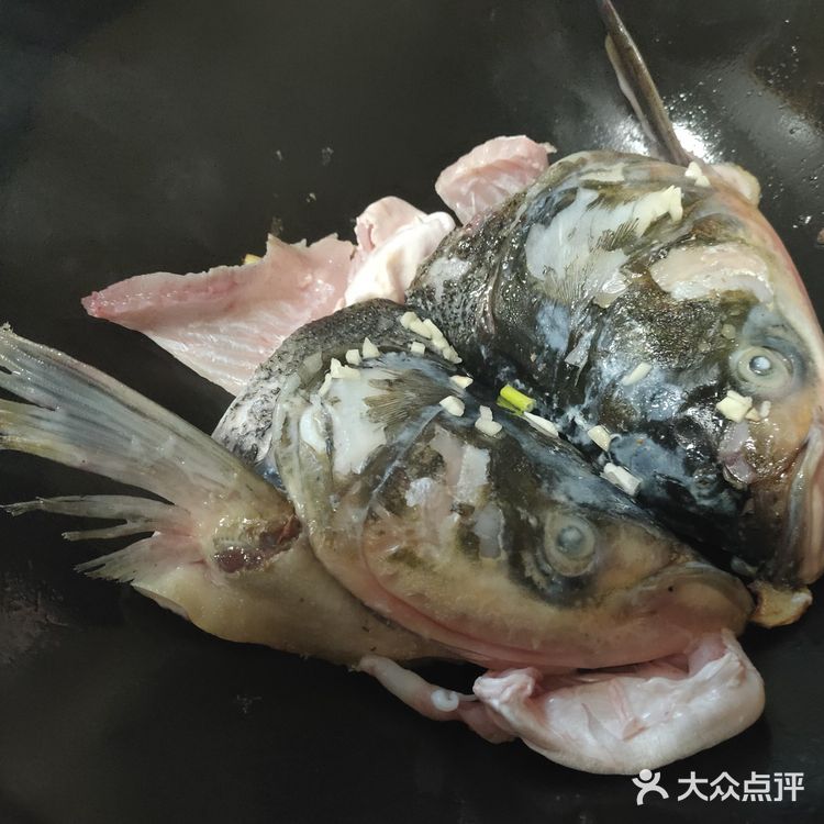 美白又养颜的元气鱼头豆腐汤。