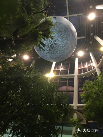 上海印象城坐落于嘉定古镇南翔，但周边一点都不复古