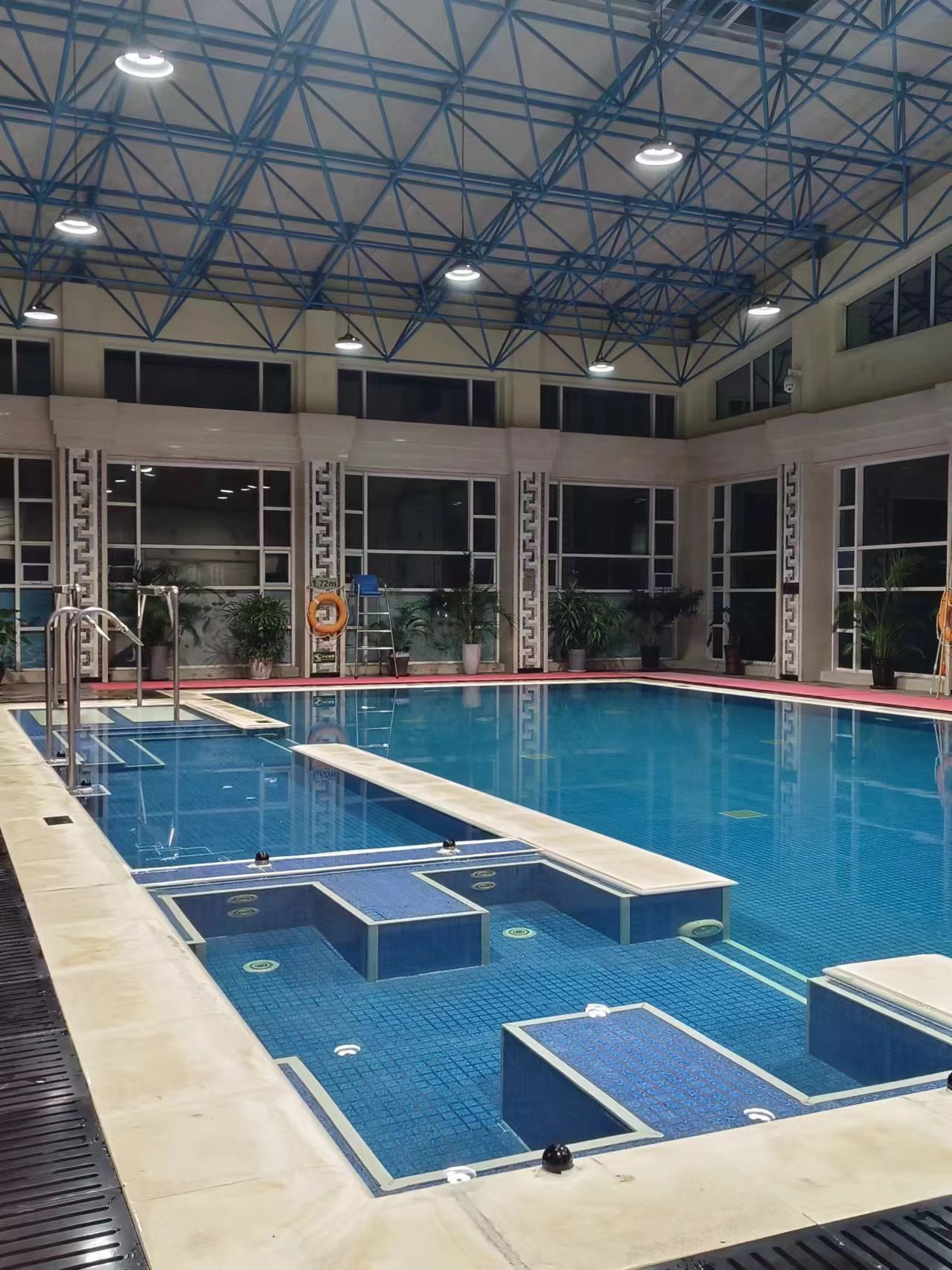 东尊华美达康乐中心游泳馆,消夏避暑胜地