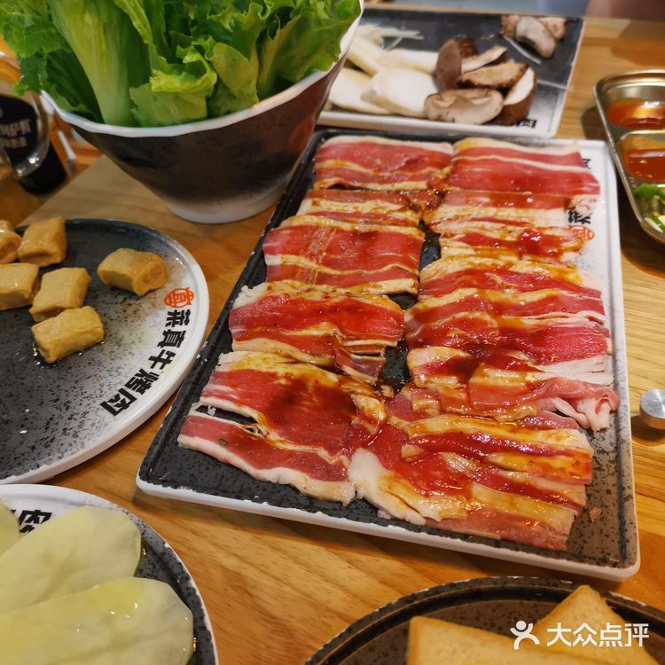 雨天室内吃现烤战斧牛排