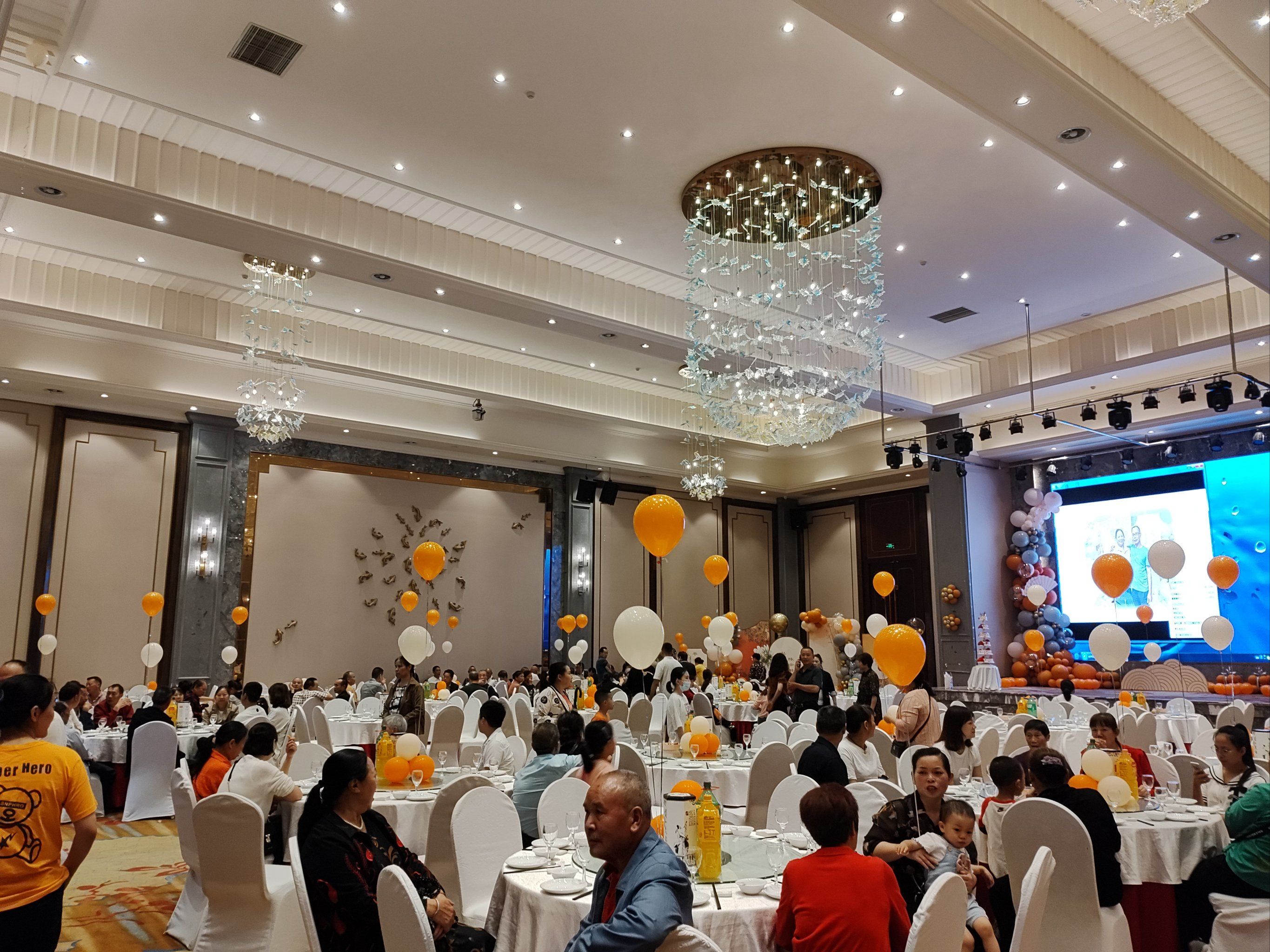 一场60岁生日宴,以橙色为主的气球布置