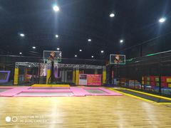-嘿哟动霸CHUA·新潮玩运动娱乐中心·蹦床滑冰团建乐园