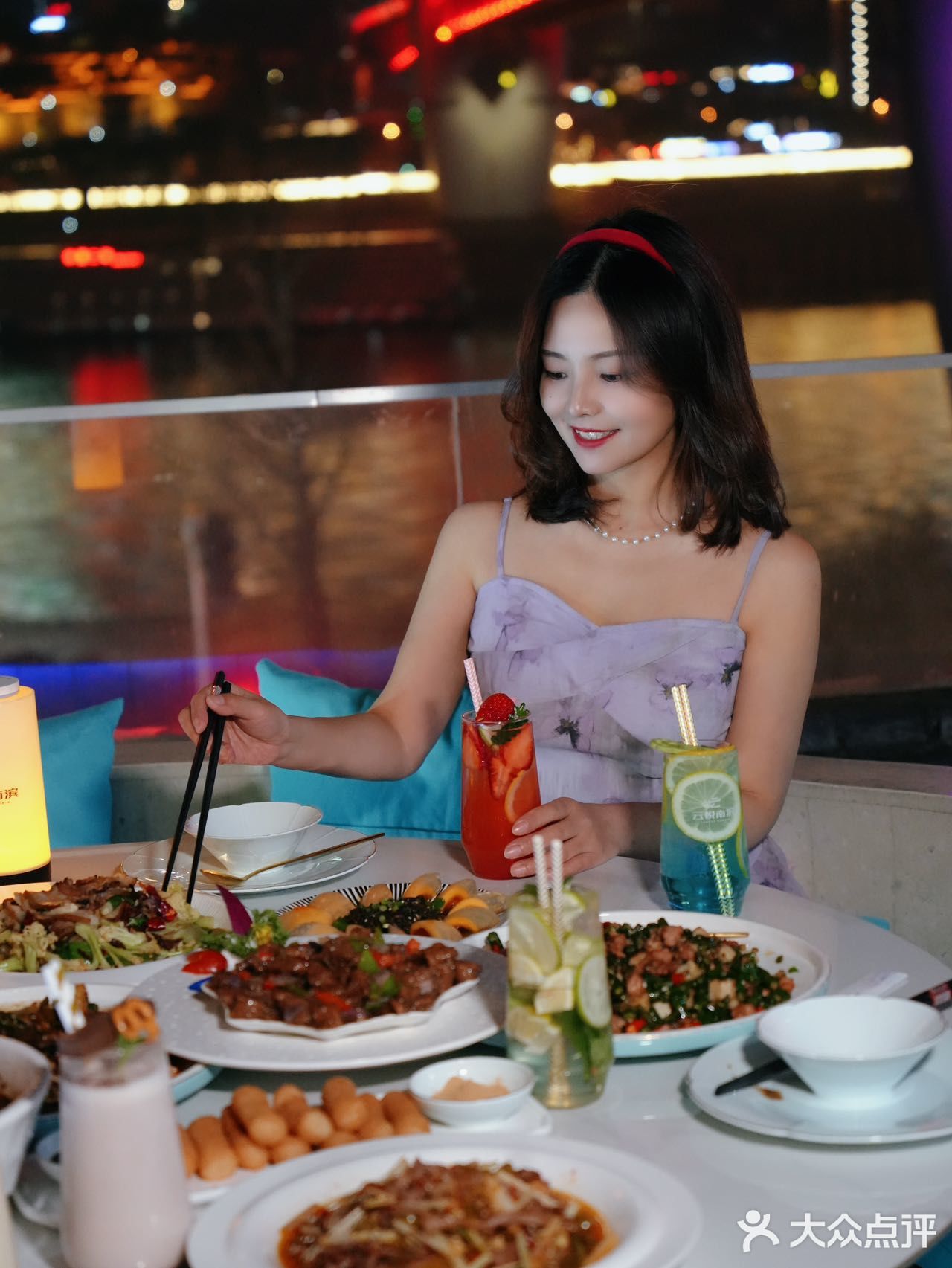 便能邂逅一家满是惊喜的江景餐厅。宽敞的大露台