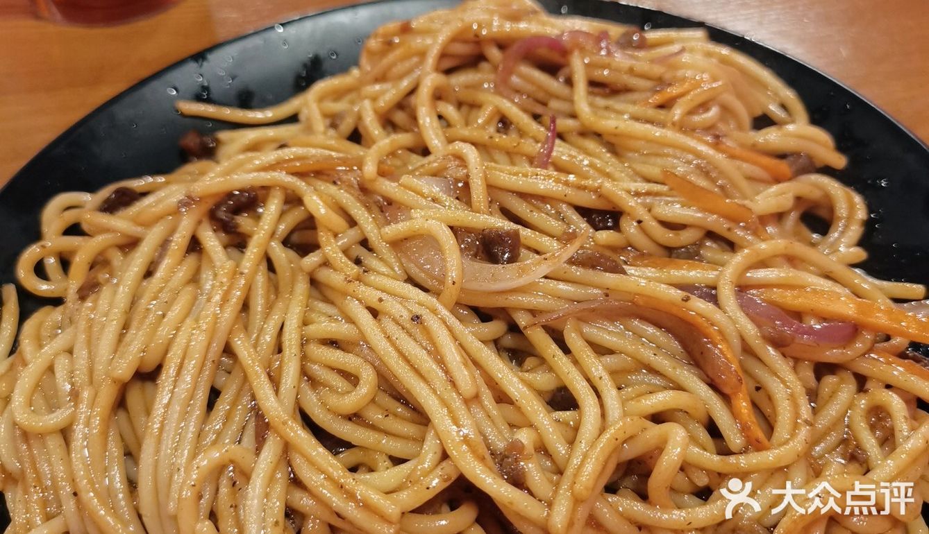 王记街头牛排（德思勤店），被柱子挡着的牛排店