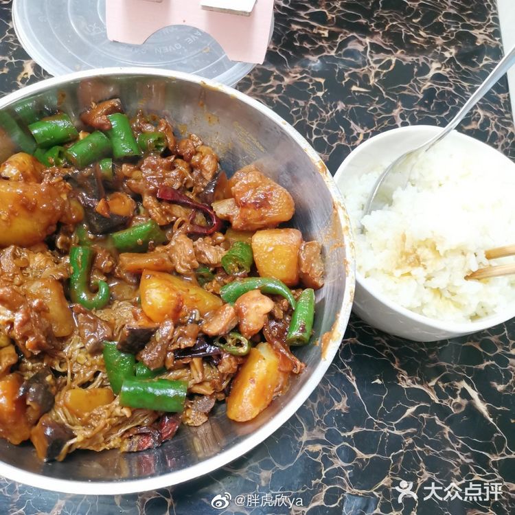 一楼，晚上坐在桌子上看手机的我