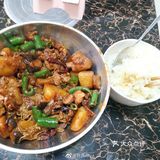 一楼，晚上坐在桌子上看手机的我