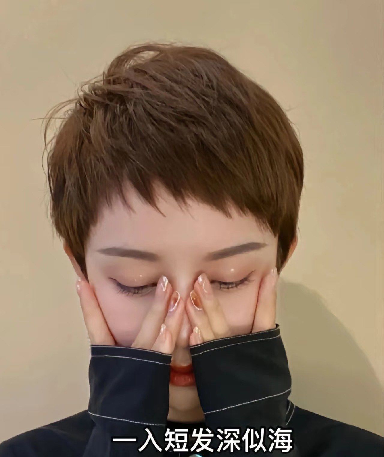 狗啃式超短时尚现在流行的女生超短发发型第一爆款应该是韩式\\n超