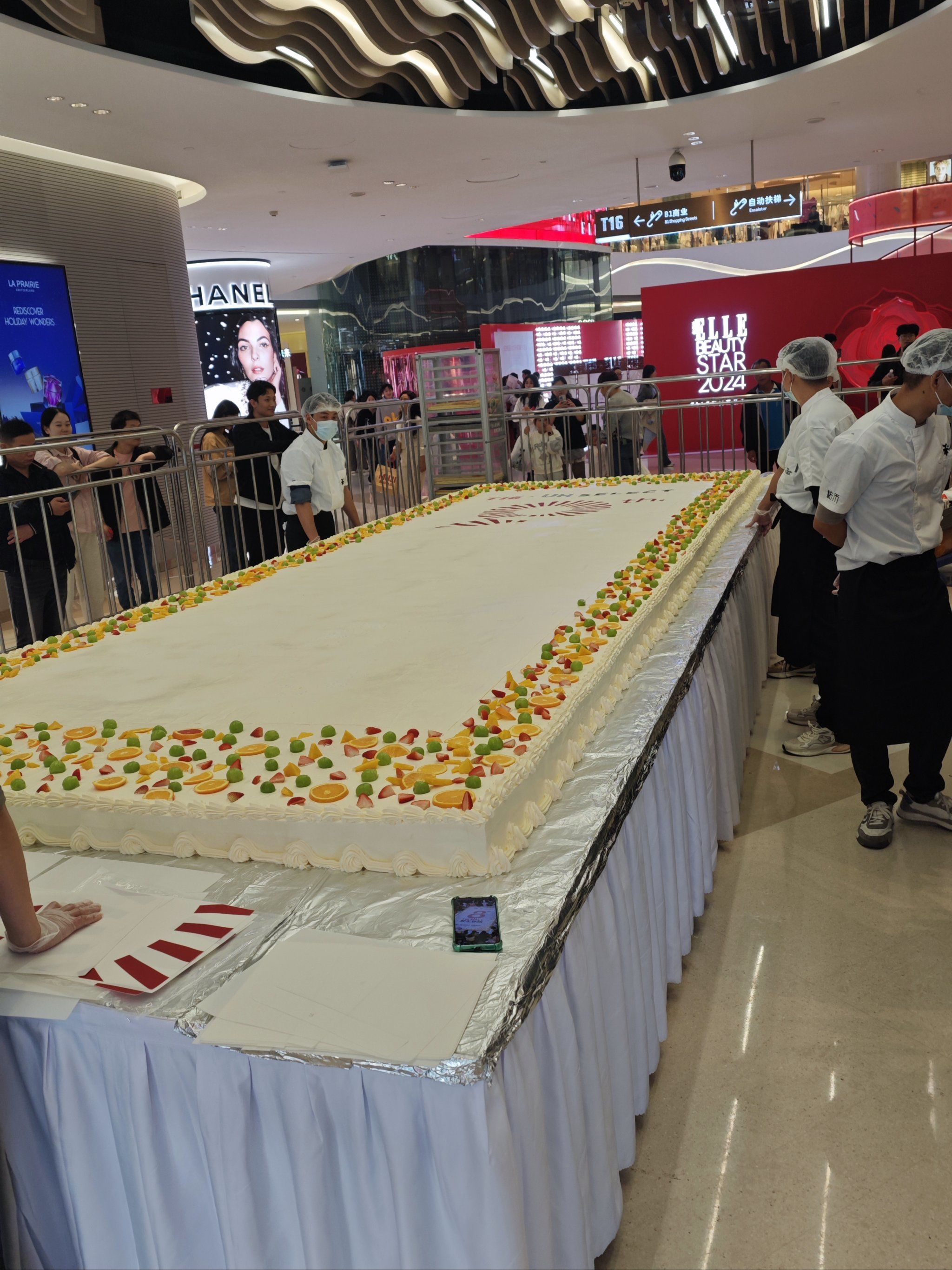 铜锣湾周年庆,今天超大蛋糕免费吃!