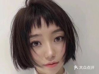 经典内扣学生头，加上狗啃刘海，也被称为妹妹头