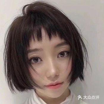 经典内扣学生头，加上狗啃刘海，也被称为妹妹头