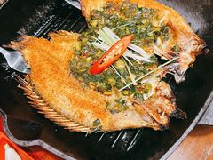 傣族香茅草烤罗非鱼-雀舞云南菜(天津天河城购物中心店)