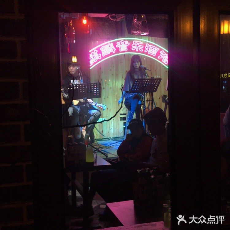 后海是北京有名的地标，酒吧一条街著名