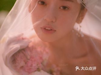 新娘身着缎面拼纱蓬蓬裙 腰间堆纱褶皱花梦幻又华丽