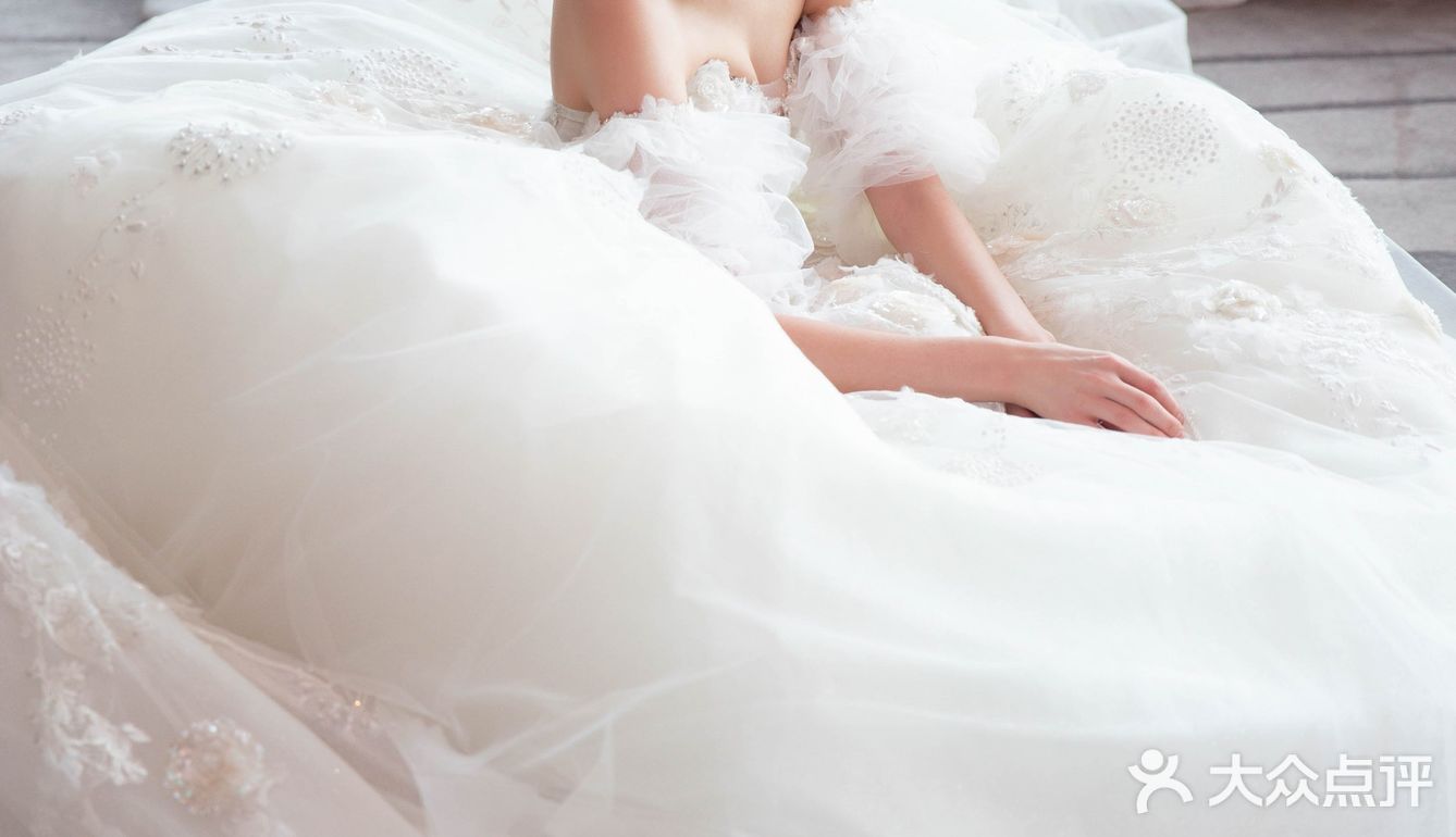都是在逃公主吧加上绝美婚纱真的是仙女！