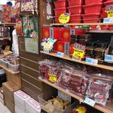 这家食品店商品小而全……