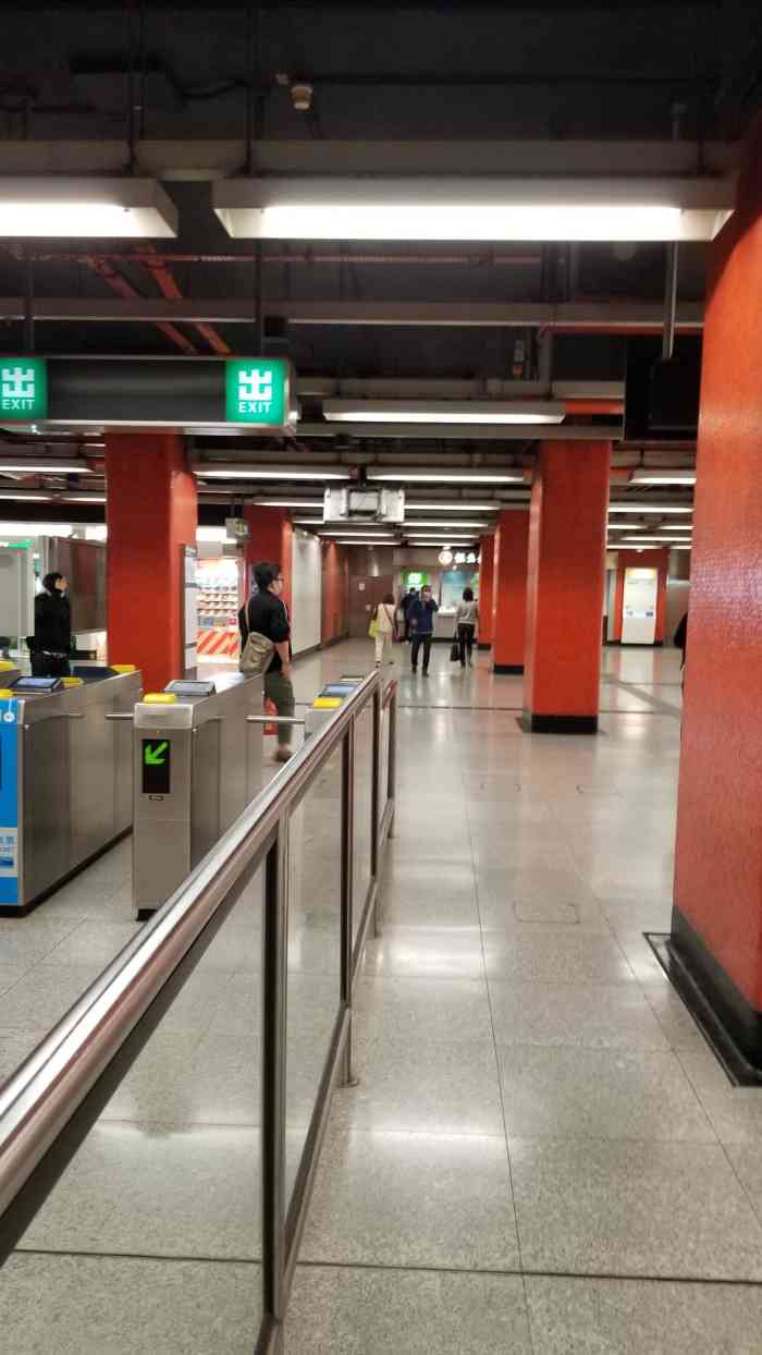 屯门-西铁站-"屯门站是四通八达的可以到b出口连接轻铁.