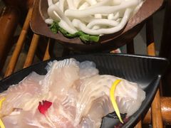 -老牌坊云南鱼豆花火锅(爱建店)