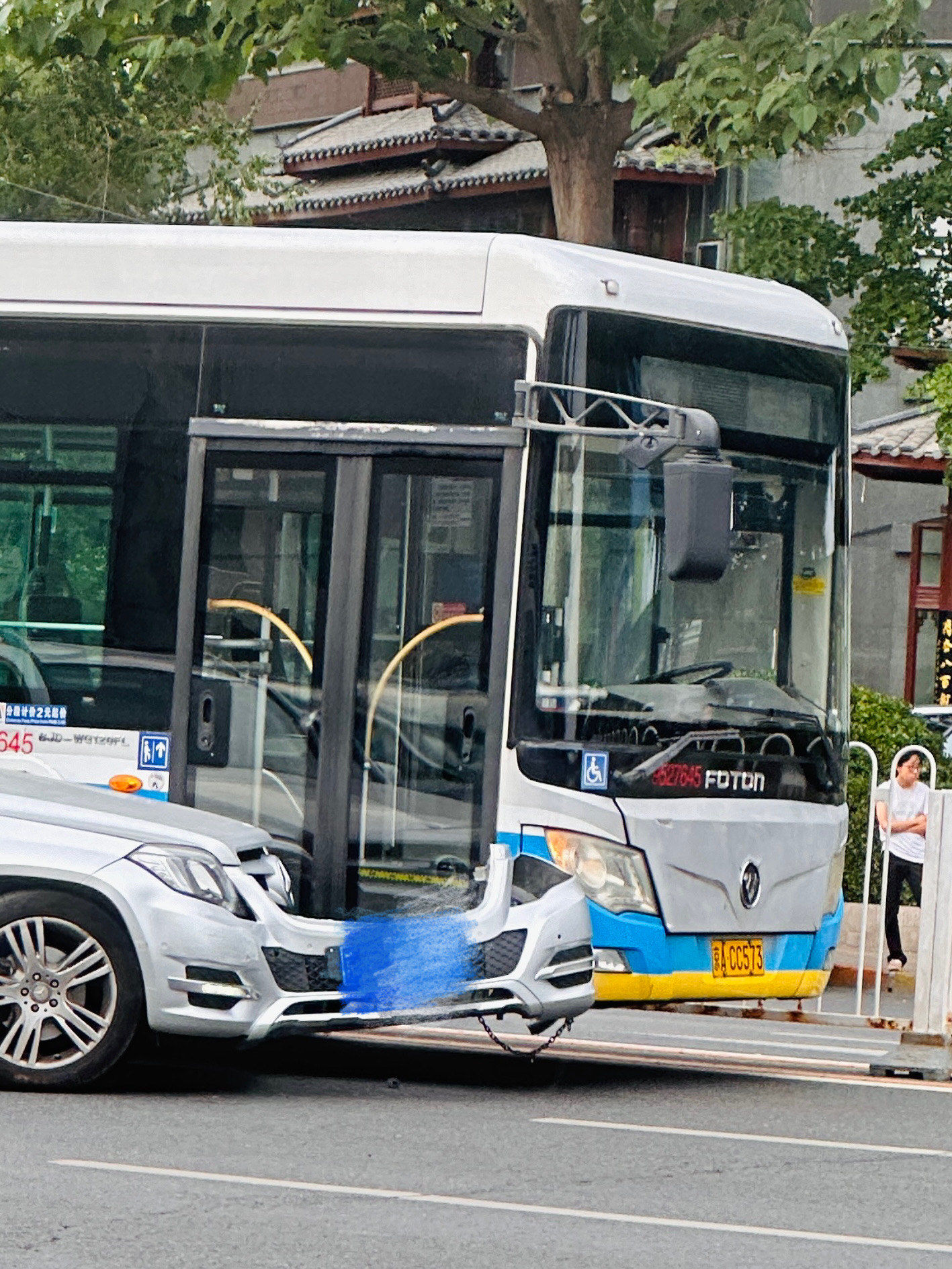 并线一定要遵守交通规则不管开奔驰还是公交车您这一脚全车人得换