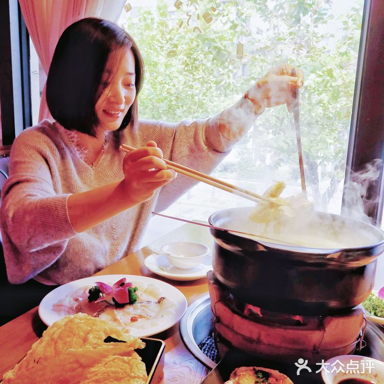 哇，居然还有叫招财锅的店名，吃了招财锅发大财